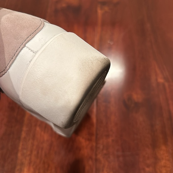 Naturalizer Sneakers - Size 8 Wide - Picture 9 of 11